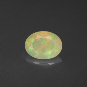 0.70カラットの天然マルチカラーオパール（7.9×6 mm・透明）