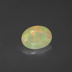 0.70カラットの天然マルチカラーオパール（7.9×6 mm・透明）