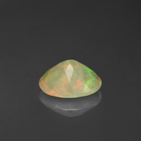 0.70カラットの天然マルチカラーオパール（7.9×6 mm・透明）