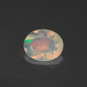 0.80カラットの天然マルチカラーオパール（8.7×7.1 mm・透明）