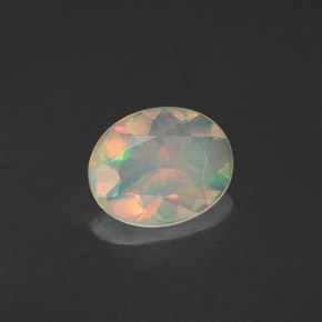 0.80カラットの天然マルチカラーオパール（8.7×7.1 mm・透明）