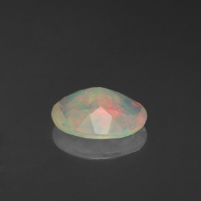 0.80カラットの天然マルチカラーオパール（8.7×7.1 mm・透明）