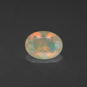 0.71カラットの天然マルチカラーオパール（8.2×6.2 mm・透明）