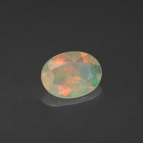 0.71カラットの天然マルチカラーオパール（8.2×6.2 mm・透明）