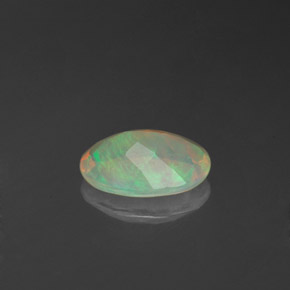0.71カラットの天然マルチカラーオパール（8.2×6.2 mm・透明）