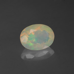 0.80カラットの天然マルチカラーオパール（8.2×6.2 mm・透明）