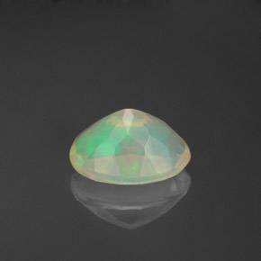 0.80カラットの天然マルチカラーオパール（8.2×6.2 mm・透明）