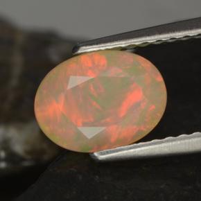 0.97カラットの天然マルチカラーオパール（8.2×6.2 mm・オーバルカット）