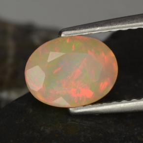 0.97カラットの天然マルチカラーオパール（8.2×6.2 mm・オーバルカット）