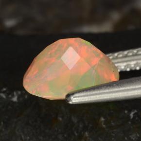 0.97カラットの天然マルチカラーオパール（8.2×6.2 mm・オーバルカット）