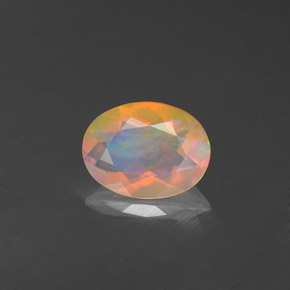 0.70カラットの天然マルチカラーオパール（8.1×6.1 mm・透明）
