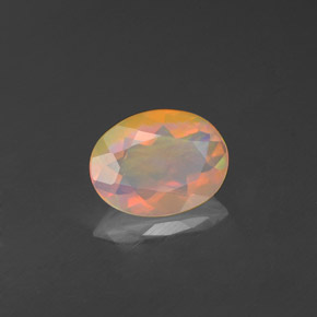 0.70カラットの天然マルチカラーオパール（8.1×6.1 mm・透明）