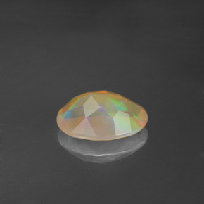 0.70カラットの天然マルチカラーオパール（8.1×6.1 mm・透明）