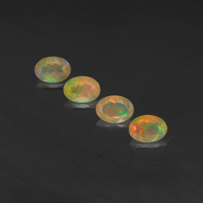 カラットの天然マルチカラーオパール（7.1×5.1 mm・透明）