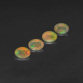 カラットの天然マルチカラーオパール（7.1×5.1 mm・透明）