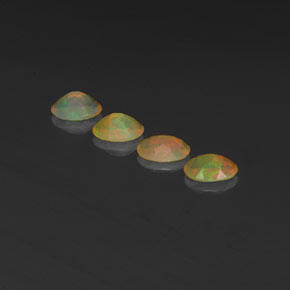カラットの天然マルチカラーオパール（7.1×5.1 mm・透明）