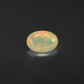0.41カラットの天然マルチカラーオパール（7×4.8 mm・透明）
