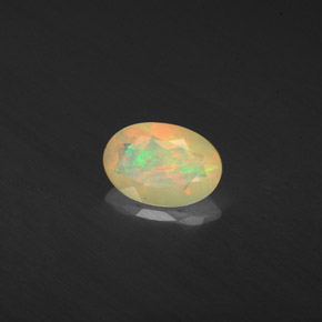 0.41カラットの天然マルチカラーオパール（7×4.8 mm・透明）