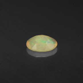 0.41カラットの天然マルチカラーオパール（7×4.8 mm・透明）