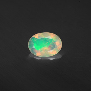 0.37カラットの天然マルチカラーオパール（7×5.1 mm・透明）