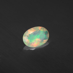 0.37カラットの天然マルチカラーオパール（7×5.1 mm・透明）