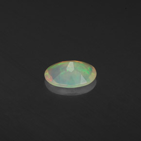 0.37カラットの天然マルチカラーオパール（7×5.1 mm・透明）