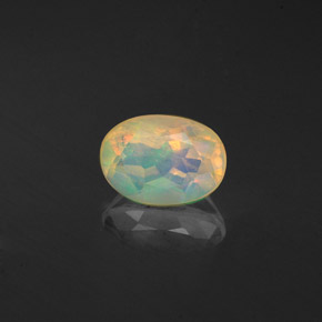 0.59カラットの天然マルチカラーオパール（7.1×5 mm・透明）