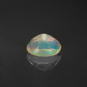 0.59カラットの天然マルチカラーオパール（7.1×5 mm・透明）