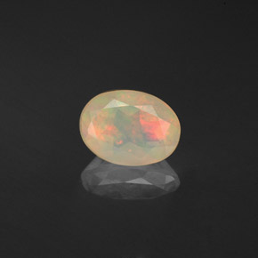 0.50カラットの天然マルチカラーオパール（7×5.2 mm・透明）