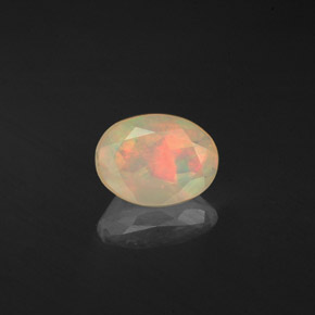 0.50カラットの天然マルチカラーオパール（7×5.2 mm・透明）