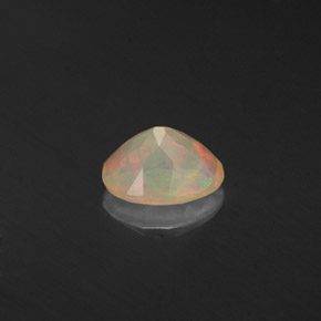 0.50カラットの天然マルチカラーオパール（7×5.2 mm・透明）