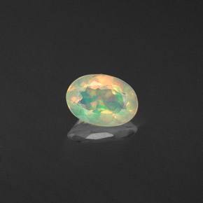 0.36カラットの天然マルチカラーオパール（6.6×4.6 mm・透明）