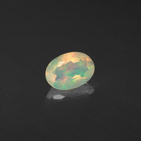 0.36カラットの天然マルチカラーオパール（6.6×4.6 mm・透明）
