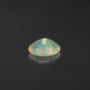 0.36カラットの天然マルチカラーオパール（6.6×4.6 mm・透明）