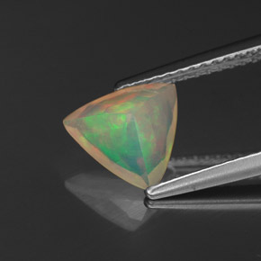 0.82カラットの天然マルチカラーオパール（8.3×7.7 mm・透明）