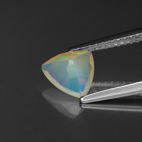 0.65カラットの天然マルチカラーオパール（7.2×6.8 mm・透明）