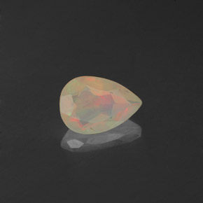 0.38カラットの天然マルチカラーオパール（7.1×4.9 mm・透明）