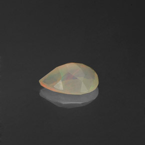 0.38カラットの天然マルチカラーオパール（7.1×4.9 mm・透明）