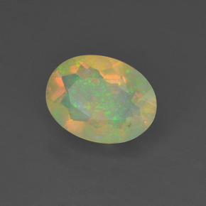 0.88カラットの天然マルチカラーオパール（8.9×6.7 mm・オーバルカット）