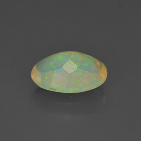 0.88カラットの天然マルチカラーオパール（8.9×6.7 mm・オーバルカット）
