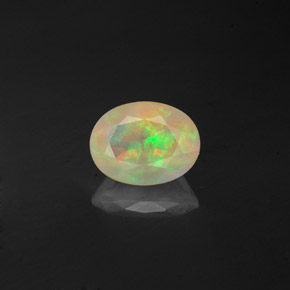 0.85カラットの天然マルチカラーオパール（8×6.1 mm・透明）