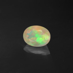 0.85カラットの天然マルチカラーオパール（8×6.1 mm・透明）
