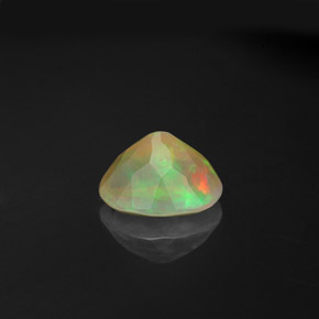0.85カラットの天然マルチカラーオパール（8×6.1 mm・透明）