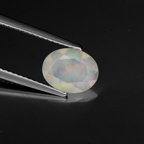 0.78カラットの天然マルチカラーオパール（8.8×6.9 mm・透明）