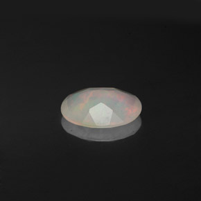 0.78カラットの天然マルチカラーオパール（8.8×6.9 mm・透明）