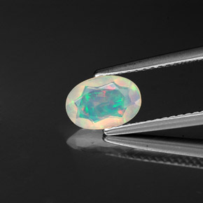 0.57カラットの天然マルチカラーオパール（8.2×5.7 mm・透明）