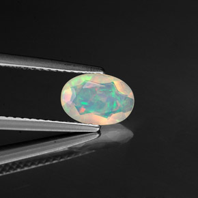 0.57カラットの天然マルチカラーオパール（8.2×5.7 mm・透明）