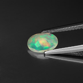 0.57カラットの天然マルチカラーオパール（8.2×5.7 mm・透明）