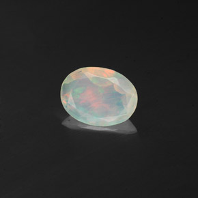 0.58カラットの天然マルチカラーオパール（8.6×6.4 mm・透明）