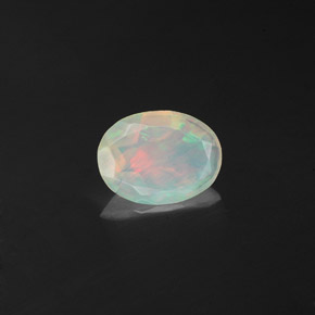0.58カラットの天然マルチカラーオパール（8.6×6.4 mm・透明）